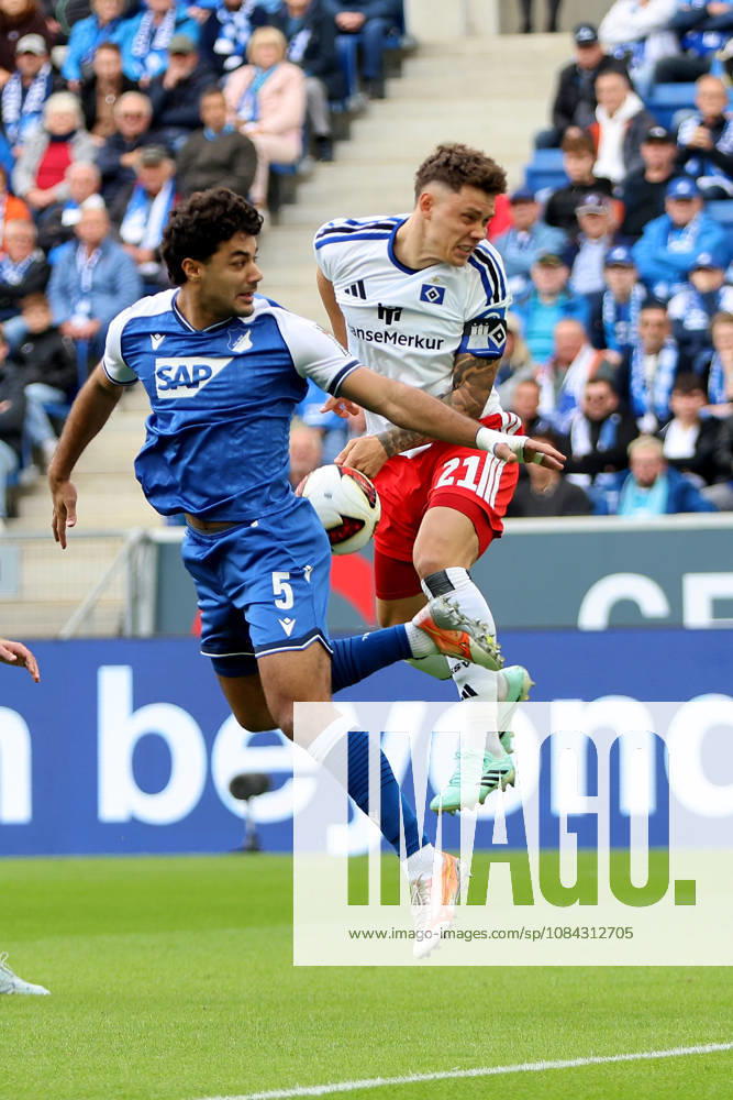 Fussball 1.Bundesliga, TSG 1899 Hoffenheim - Hamburger SV v.l. Zweikampf, Duell, duel, tackle, compete Ozan Kabak (TSG 1899 Hoffenheim) Nicolai Remberg (Hamburger SV) Sinsheim