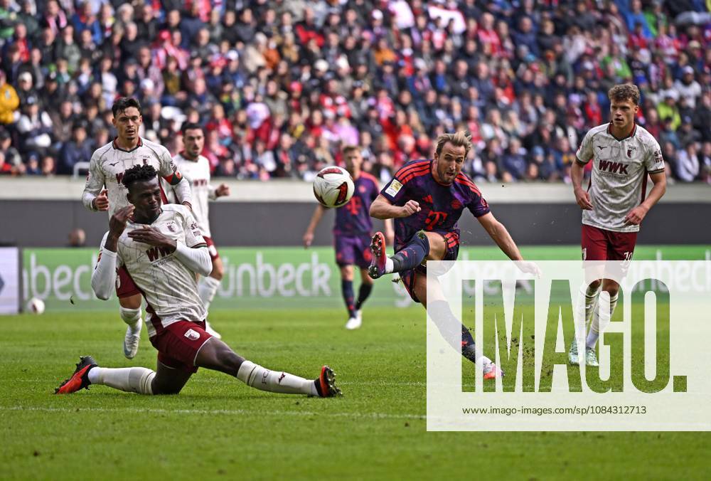 Fussball Bundesliga 2026 2027, 5.Spieltag, FC Augsburg - FC Bayern München, in der WWK-Arena Augsburg, Harry Kane (FC Bayern München) zieht ab