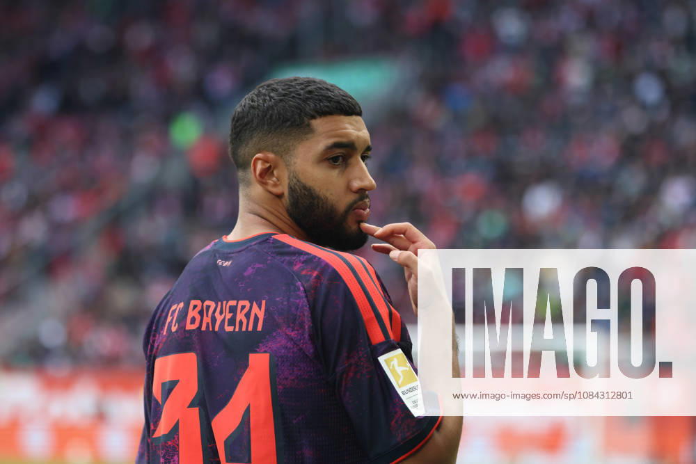 Ismael Saibari (FC Bayern Muenchen, 34) vorm Spiel, GER, FC Augsburg vs. FC Bayern Muenchen, Fussball, Bundesliga, 5. Spieltag, Saison 2026 2027, 10.10.2026, , GER, FC Augsburg vs. FC Bayern Muenchen, Fussball, Bundesliga, 5. Spieltag, Saison 2026 2027, 10.10.2026 Augsburg
