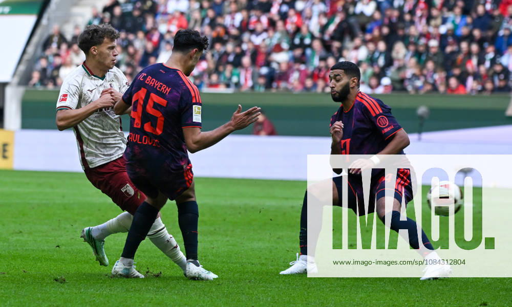 Fussball 1.Bundesliga, FC Augsburg - Bayern München v.l. Robin Fellhauer (FC Augsburg), Aleksandar Pavlovic (FC Bayern Muenchen), Ismael Saibari (FC Bayern Muenchen) Zweikampf, Aktion, action, battle for the ball Augsburg