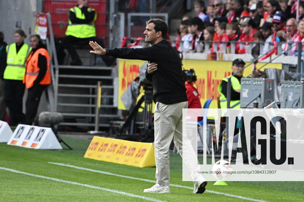 Fussball 1.Bundesliga, FSV Mainz 05 - Bayer 04 Leverkusen v.l. Trainer Coach Carles Martinez (Bayer 04 Leverkusen) gibt Anweisungen, gestikuliert, mit den Armen gestikulieren gives instructions, gesticulate Mainz