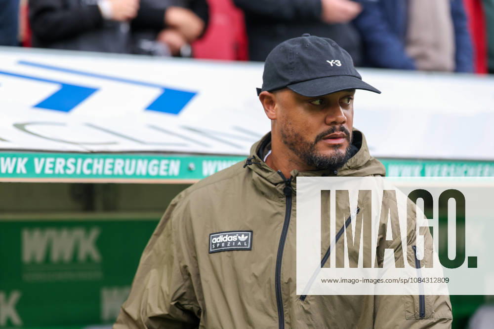 Vincent Kompany (FC Bayern Muenchen, Cheftrainer) vorm Spiel, GER, FC Augsburg vs. FC Bayern Muenchen, Fussball, Bundesliga, 5. Spieltag, Saison 2026 2027, 10.10.2026, , GER, FC Augsburg vs. FC Bayern Muenchen, Fussball, Bundesliga, 5. Spieltag, Saison 2026 2027, 10.10.2026 Augsburg