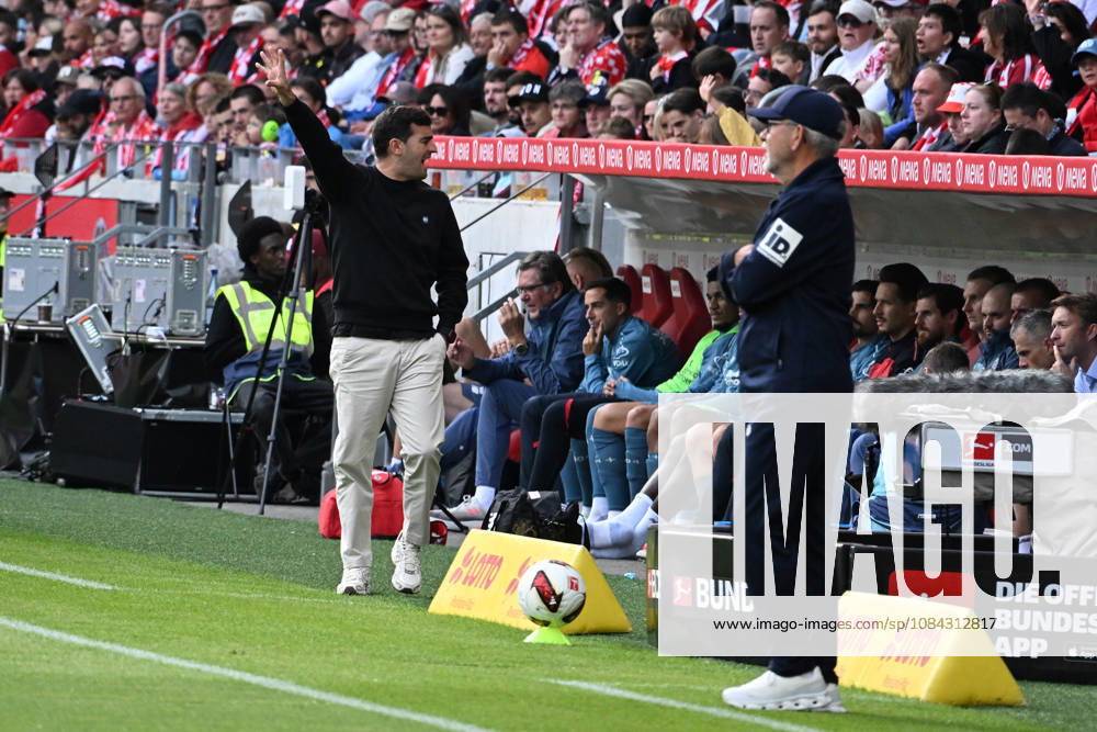Fussball 1.Bundesliga, FSV Mainz 05 - Bayer 04 Leverkusen v.l. Trainer Coach Carles Martinez (Bayer 04 Leverkusen) gibt Anweisungen, gestikuliert, mit den Armen gestikulieren gives instructions, gesticulate Trainer Urs Fischer (FSV Mainz 05) Mainz