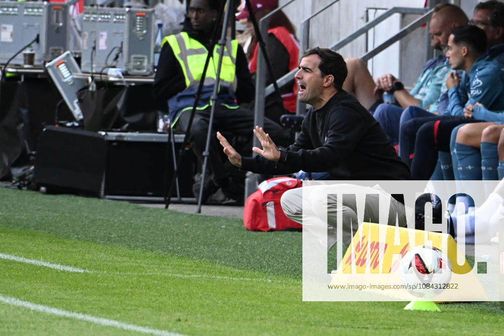 Fussball 1.Bundesliga, FSV Mainz 05 - Bayer 04 Leverkusen v.l. Trainer Coach Carles Martinez (Bayer 04 Leverkusen) gibt Anweisungen, gestikuliert, mit den Armen gestikulieren gives instructions, gesticulate Mainz