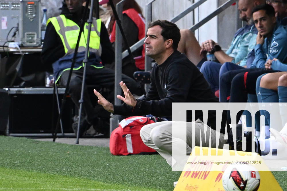 Fussball 1.Bundesliga, FSV Mainz 05 - Bayer 04 Leverkusen v.l. Trainer Coach Carles Martinez (Bayer 04 Leverkusen) gibt Anweisungen, gestikuliert, mit den Armen gestikulieren gives instructions, gesticulate Mainz