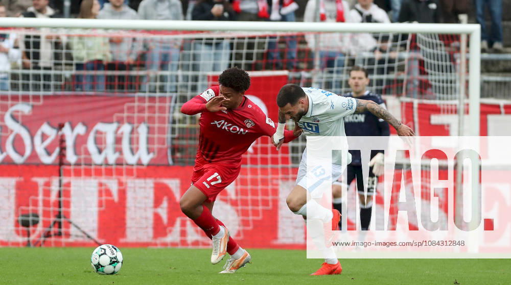 Herren, Fussball, Saison 2026 2027, 3. Liga, 8. Spieltag: FC Wuerzburger Kickers - FC Hansa Rostock v.li.: Liam Omore (FC Wuerzburger Kickers), Leon Dajaku (FC Hansa Rostock) Wuerzburg AKON ARENA Bayern Deutschland