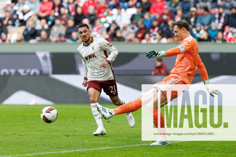 Manuel Neuer (1, FC Bayern München) im Hintergrund, Arijon Ibrahimovic (21, FC Augsburg) beim Spiel zwischen FC Augsburg v FC Bayern München, Fussball, Herren, Bundesliga, 2026 2027, 5.Spieltag am 10.10.2026 in Augsburg, WWK ARENA. DFL and DFB regulations prohibit any use of photographs as image sequences and or quasi-video. Bayern Deutschland