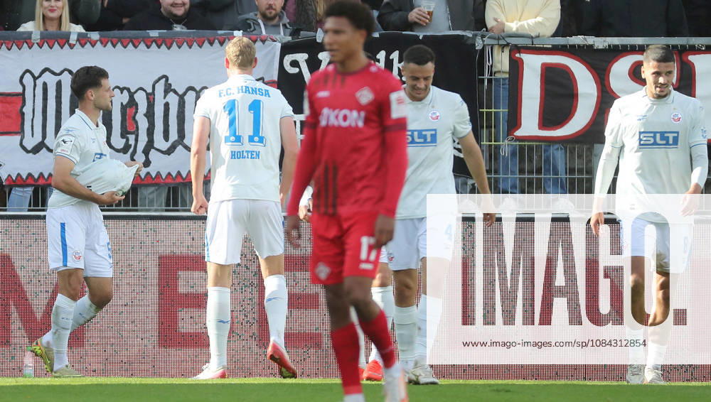 Herren, Fussball, Saison 2026 2027, 3. Liga, 8. Spieltag: FC Wuerzburger Kickers - FC Hansa Rostock v.li.: Marco Schuster (FC Hansa Rostock), Emil Holten (FC Hansa Rostock), Liam Omore (FC Wuerzburger Kickers), Leon Dajaku (FC Hansa Rostock), Ouassim Karada (FC Hansa Rostock) mit Torjubel, celebrate the goal, goal celebration, Jubel ueber das Tor zum 0:1 Wuerzburg AKON ARENA Bayern Deutschland