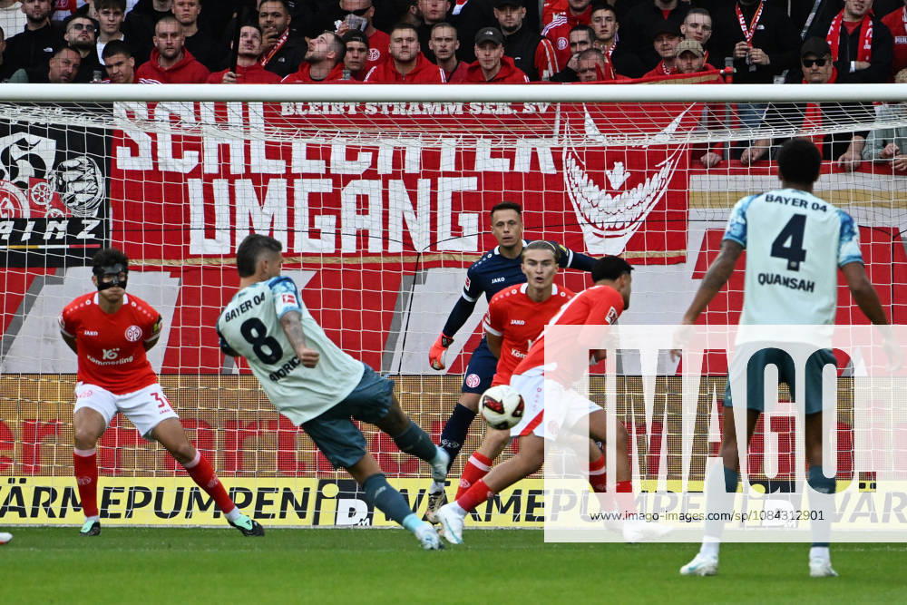 Fussball 1.Bundesliga, FSV Mainz 05 - Bayer 04 Leverkusen v.l. Robert Andrich (Bayer 04 Leverkusen) Torschuetze, erzielt das Tor, Treffer, scores the goal 0:1 Alexander Schwolow (FSV Mainz 05) Mainz