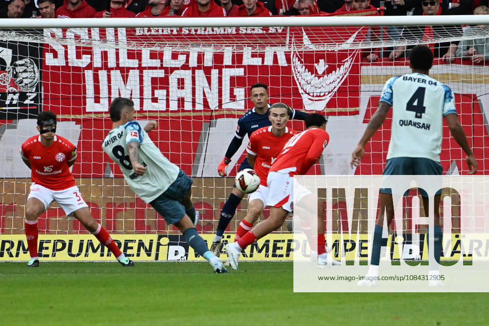 Fussball 1.Bundesliga, FSV Mainz 05 - Bayer 04 Leverkusen v.l. Robert Andrich (Bayer 04 Leverkusen) Torschuetze, erzielt das Tor, Treffer, scores the goal 0:1 Alexander Schwolow (FSV Mainz 05) Mainz