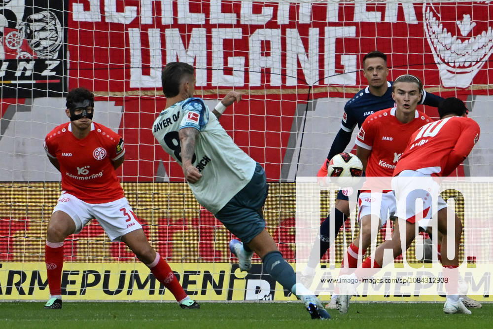 Fussball 1.Bundesliga, FSV Mainz 05 - Bayer 04 Leverkusen v.l. Robert Andrich (Bayer 04 Leverkusen) Torschuetze, erzielt das Tor, Treffer, scores the goal 0:1 Alexander Schwolow (FSV Mainz 05) Mainz