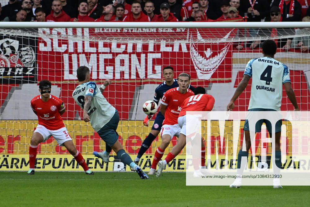 Fussball 1.Bundesliga, FSV Mainz 05 - Bayer 04 Leverkusen v.l. Robert Andrich (Bayer 04 Leverkusen) Torschuetze, erzielt das Tor, Treffer, scores the goal 0:1 Alexander Schwolow (FSV Mainz 05) Mainz