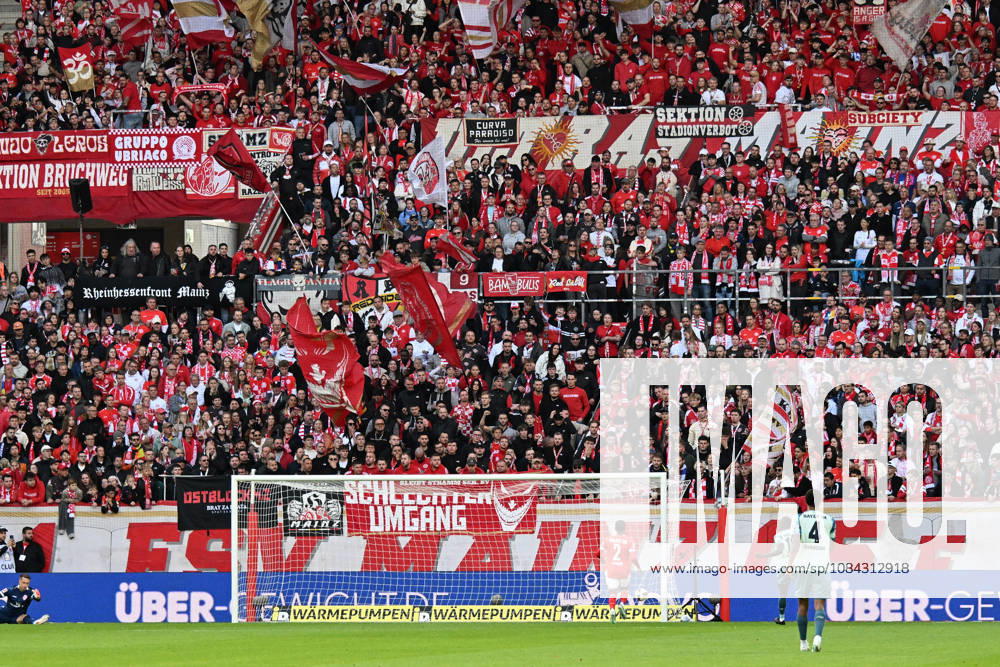 Fussball 1.Bundesliga, FSV Mainz 05 - Bayer 04 Leverkusen v.l. Mainzer Fans Stimmung, Schals, Emotionen Mainz