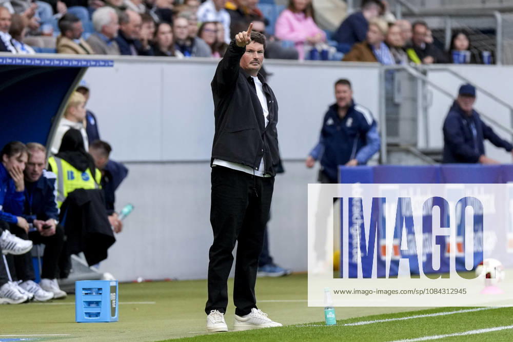 Merlin Polzin (Trainer, Cheftrainer, HSV), gibt Anweisungen, gestikuliert, mit den Armen gestikulieren, Freisteller, Ganzkörper, Einzelbild, Einzelfoto, Aktion, Action, am Spielfeldrand, an der Seitenauslinie, 10.10.2026, Sinsheim (Deutschland), Fussball, Bundesliga, TSG 1899 Hoffenheim - Hamburger SV, DFB DFL REGULATIONS PROHIBIT ANY USE OF PHOTOGRAPHS AS IMAGE SEQUENCES AND OR QUASI-VIDEO.