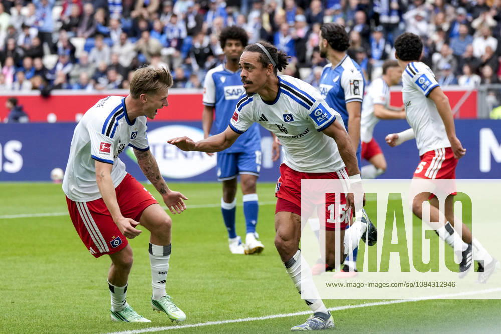 V.li.: David Möller Wolfe (HSV, 3), Torschütze Yussuf Poulsen (HSV, 15), Spieler vom Hamburger SV (HSV), jubeln über das Tor zum 0:1, Jubel, Torjubel, Torerfolg, celebrate the goal, goal, celebration, jubelt ueber das Tor, Freuen, Freude, freut sich, optimistisch, positiv, Spielszene, Highlight, Action, Aktion, 10.10.2026, Sinsheim (Deutschland), Fussball, Bundesliga, TSG 1899 Hoffenheim - Hamburger SV, DFB DFL REGULATIONS PROHIBIT ANY USE OF PHOTOGRAPHS AS IMAGE SEQUENCES AND OR QUASI-VIDEO.