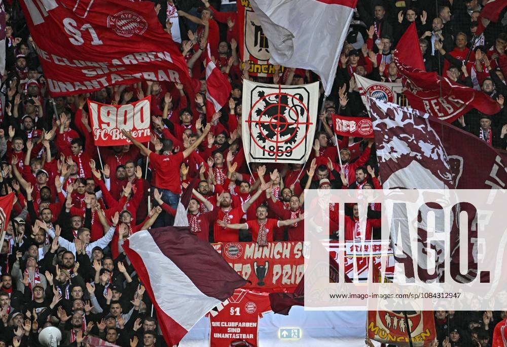 Fussball Bundesliga 2026 2027, 5.Spieltag, FC Augsburg - FC Bayern München, in der WWK-Arena Augsburg, Die Bayern Fans in der Gegnerischen Kurve