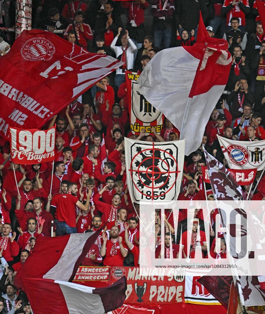 Fussball Bundesliga 2026 2027, 5.Spieltag, FC Augsburg - FC Bayern München, in der WWK-Arena Augsburg, Die Bayern Fans in der Gegnerischen Kurve