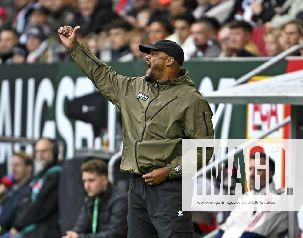 Fussball Bundesliga 2026 2027, 5.Spieltag, FC Augsburg - FC Bayern München, in der WWK-Arena Augsburg, Trainer Vincent Kompany (FC Bayern München) unzufrieden