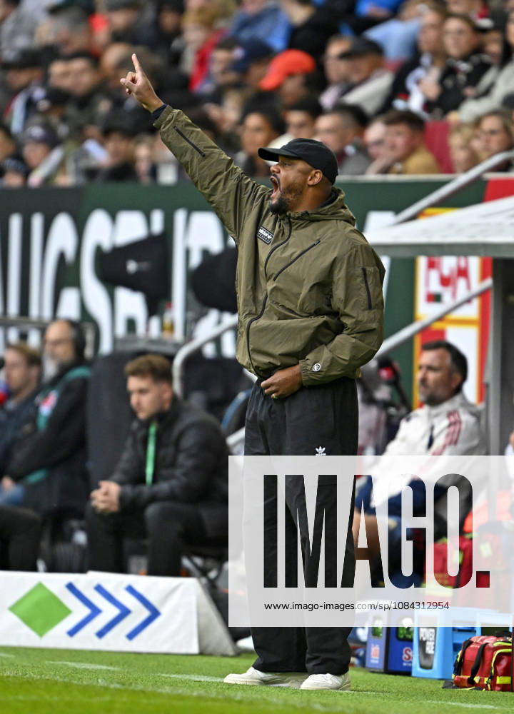 Fussball Bundesliga 2026 2027, 5.Spieltag, FC Augsburg - FC Bayern München, in der WWK-Arena Augsburg, Trainer Vincent Kompany (FC Bayern München) unzufrieden