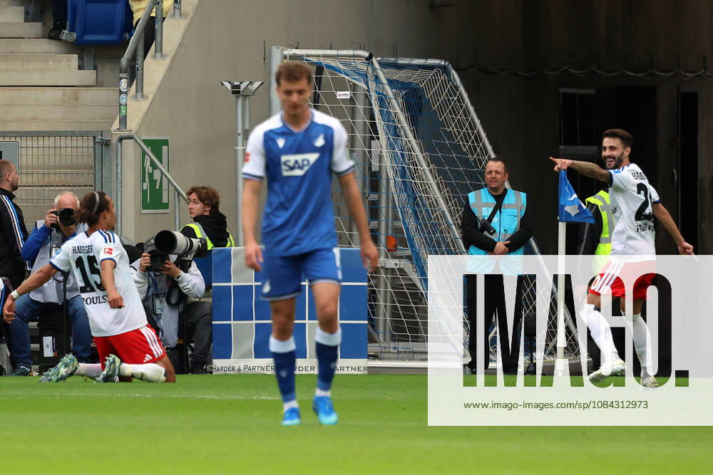 Fussball 1.Bundesliga, TSG 1899 Hoffenheim - Hamburger SV v.l. Torjubel nach dem Tor zum celebrating the goal celebrate 0:1 durch Yussuf Poulsen (Hamburger SV) Fabio Vieira (Hamburger SV) Sinsheim