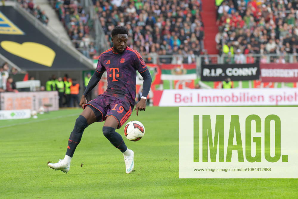 Alphonso Davies (19 Bayern) in Aktion beim Bundesligaspiel FC Augsburg - FC Bayern München am 10.10.2026.