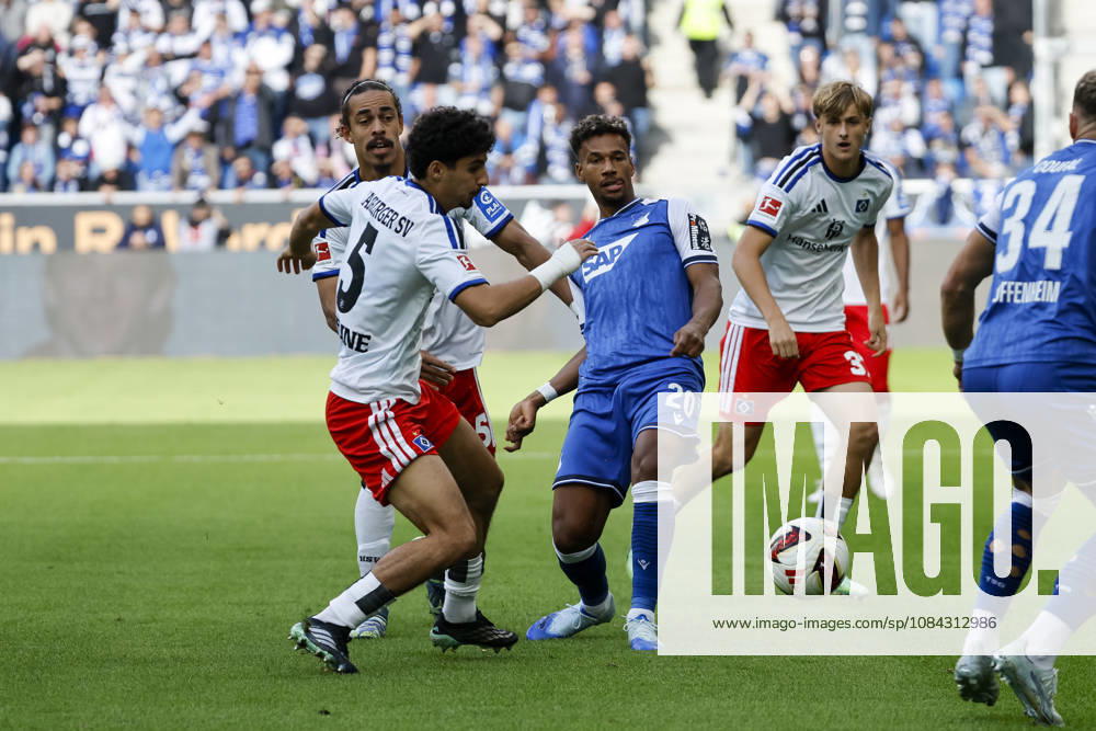 Yussuf Poulsen (Hamburger SV, 15), Martin Adeline (Hamburger SV, 05) und Bambase Conte (TSG Hoffenheim, 20) im Kampf um den Ball , Deutschland, Fussball, 1. Bundesliga, 5.Spieltag, 2026 2027, TSG Hoffenheim vs. Hamburger SV, 10.10.2026, Sinsheim SNP Arena Deutschland