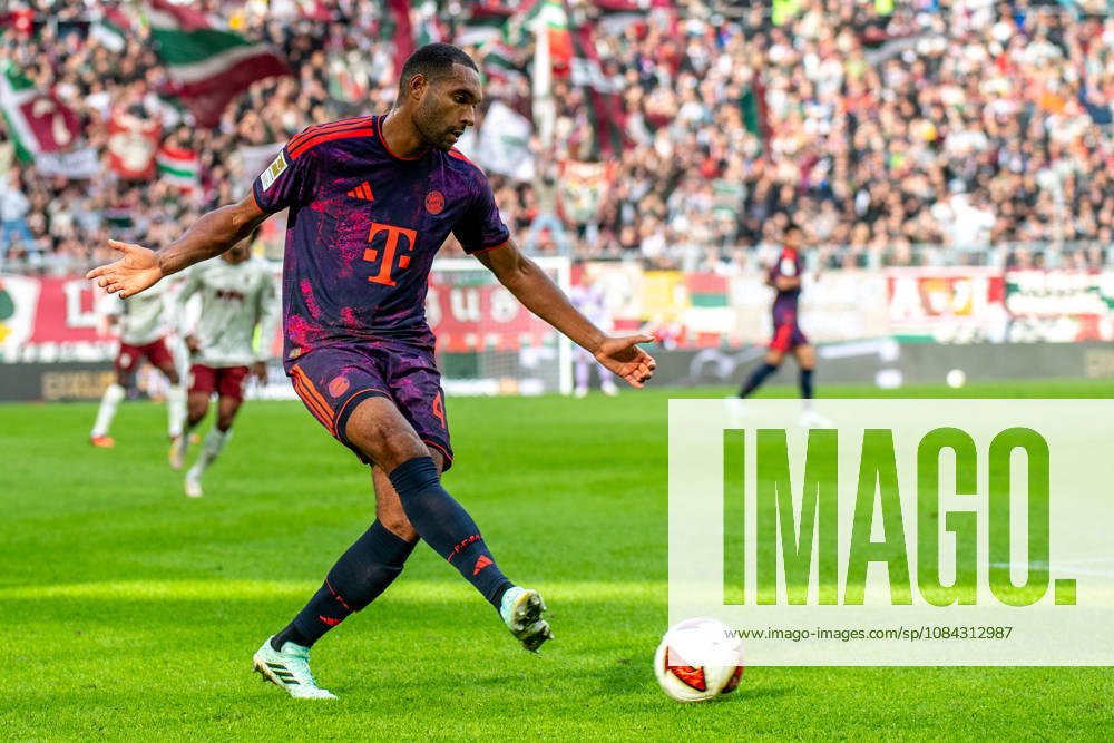 Jonathan Tah (4 Bayern) in Aktion beim Bundesligaspiel FC Augsburg - FC Bayern München am 10.10.2026.