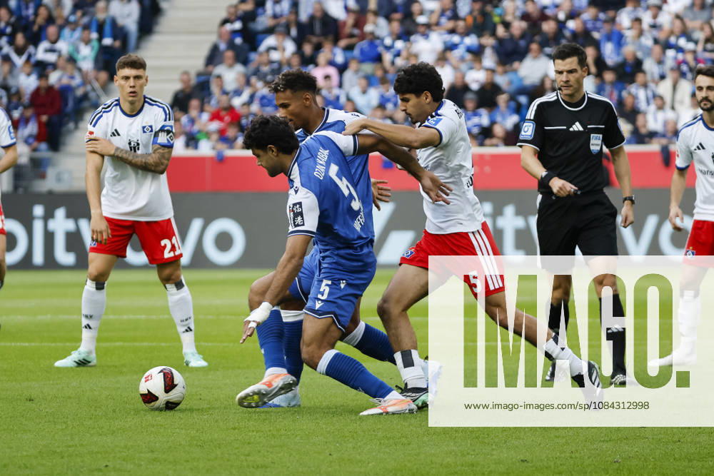 Ozan Kabak (TSG Hoffenheim, 05), Bambase Conte (TSG Hoffenheim, 20) und Martin Adeline (Hamburger SV, 05) im Kampf um den Ball , Deutschland, Fussball, 1. Bundesliga, 5.Spieltag, 2026 2027, TSG Hoffenheim vs. Hamburger SV, 10.10.2026, Sinsheim SNP Arena Deutschland