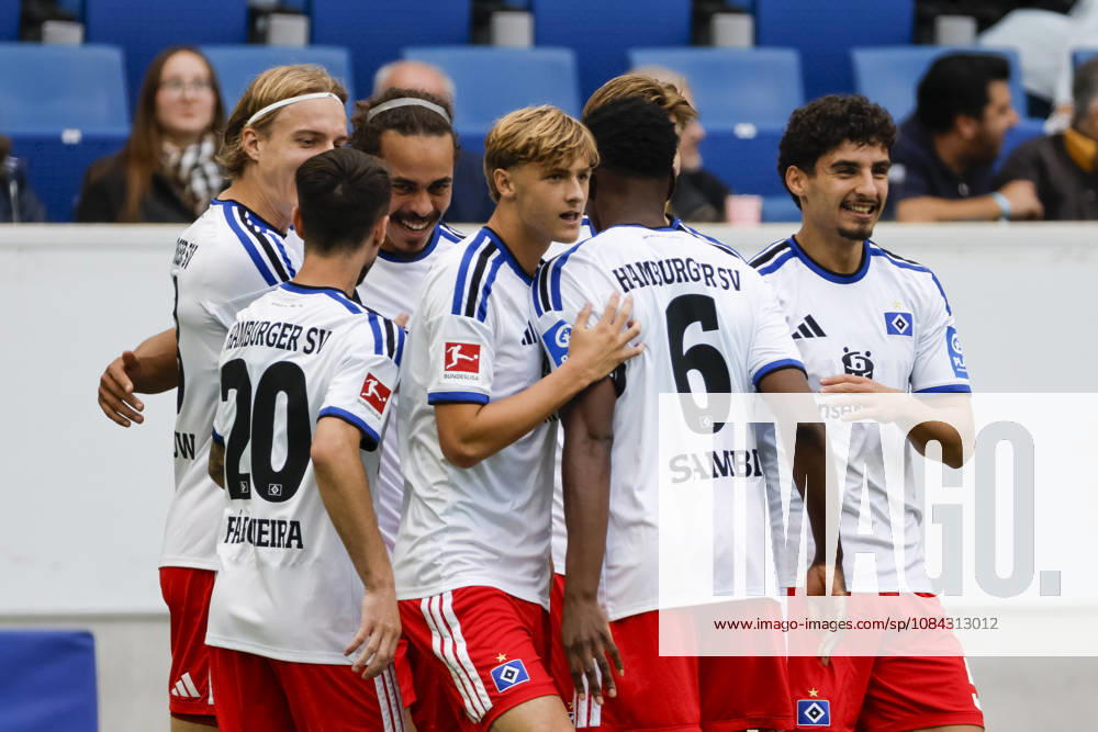 Torjubel Hamburger SV beim 0:1 durch Yussuf Poulsen (Hamburger SV, 15), Freude, Begeisterung, positive Emotionen, Torerfolg , Deutschland, Fussball, 1. Bundesliga, 5.Spieltag, 2026 2027, TSG Hoffenheim vs. Hamburger SV, 10.10.2026, Sinsheim SNP Arena Deutschland