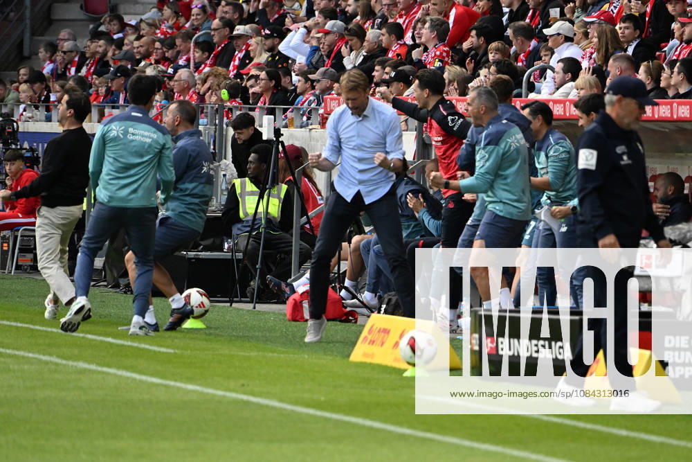 Fussball 1.Bundesliga, FSV Mainz 05 - Bayer 04 Leverkusen v.l. Torjubel nach dem Tor zum celebrating the goal celebrate 0:1 Geschäftsführer Simon Rolfes (Bayer 04 Leverkusen) Mainz