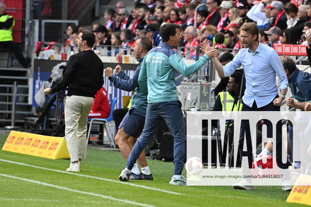 Fussball 1.Bundesliga, FSV Mainz 05 - Bayer 04 Leverkusen v.l. Torjubel nach dem Tor zum celebrating the goal celebrate 0:1 Trainer Coach Carles Martinez (Bayer 04 Leverkusen) Geschäftsführer Simon Rolfes (Bayer 04 Leverkusen) Mainz