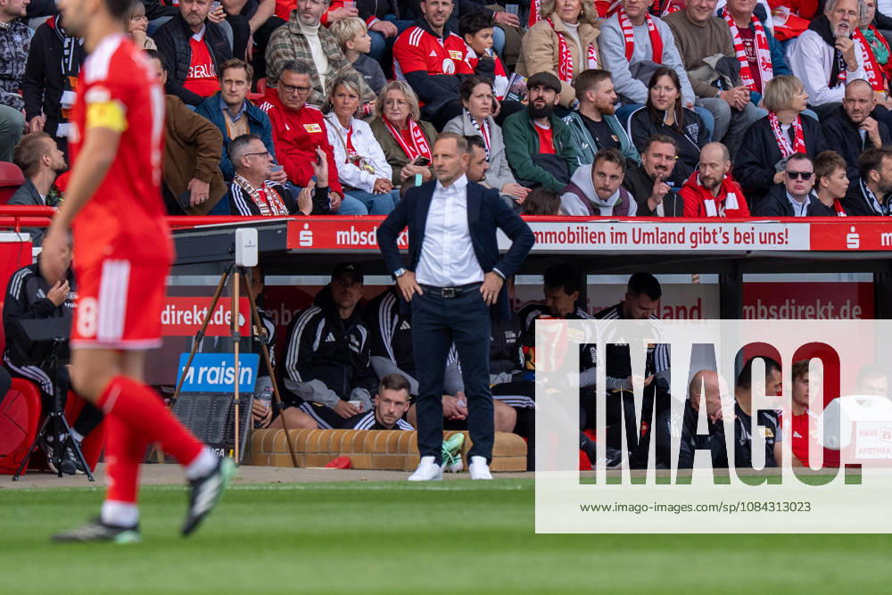 Deutschland: Fussball 1. Bundesliga, 5. Spieltag 2026 2027, 1.FC Union Berlin - SV Elversberg am 10.10.2026 in Berlin (Stadion An der Alten Försterei): Mauro Lustrinelli (1. FC Union Berlin, Trainer) an der Seitenlinie