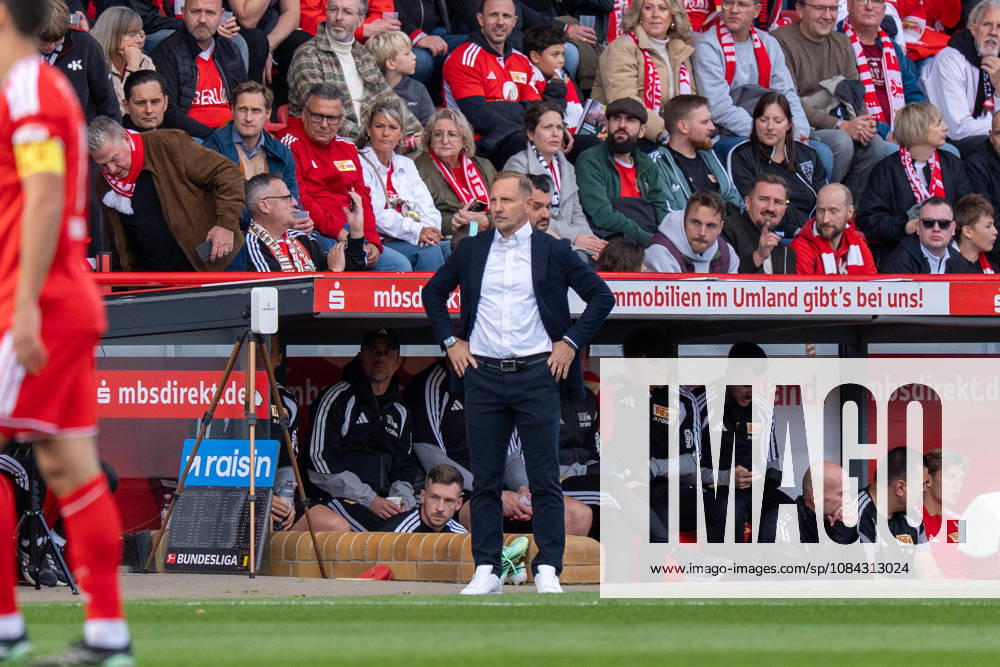 Deutschland: Fussball 1. Bundesliga, 5. Spieltag 2026 2027, 1.FC Union Berlin - SV Elversberg am 10.10.2026 in Berlin (Stadion An der Alten Försterei): Mauro Lustrinelli (1. FC Union Berlin, Trainer) an der Seitenlinie