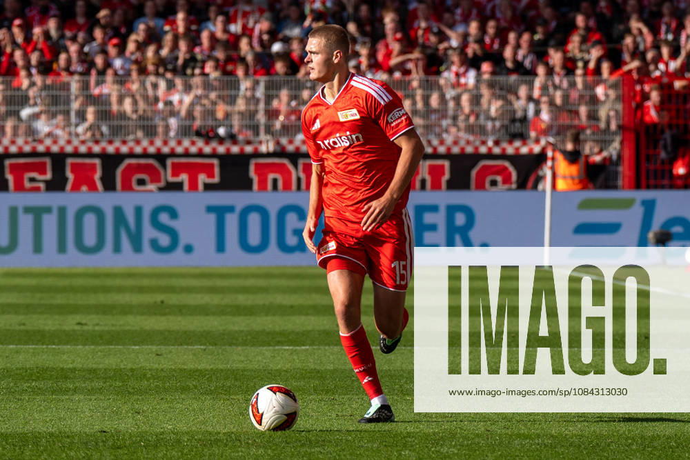 Deutschland: Fussball 1. Bundesliga, 5. Spieltag 2026 2027, 1.FC Union Berlin - SV Elversberg am 10.10.2026 in Berlin (Stadion An der Alten Försterei): Tom Rothe (1. FC Union Berlin, 15) am Ball