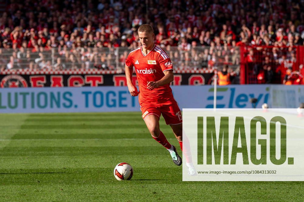 Deutschland: Fussball 1. Bundesliga, 5. Spieltag 2026 2027, 1.FC Union Berlin - SV Elversberg am 10.10.2026 in Berlin (Stadion An der Alten Försterei): Tom Rothe (1. FC Union Berlin, 15) am Ball