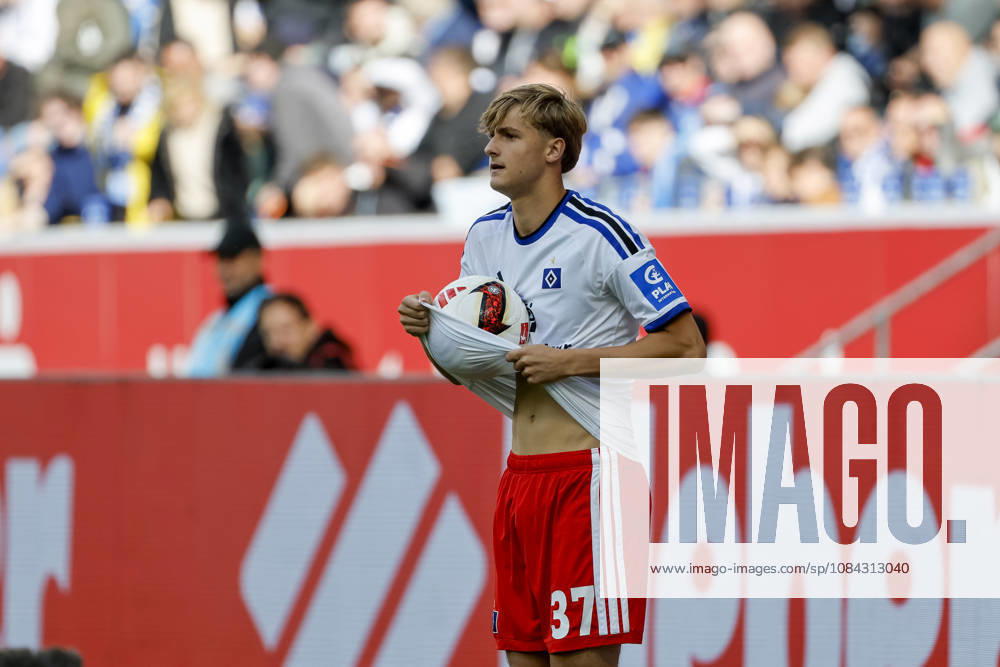 Louis Lemke (Hamburger SV, 37) beim Einwurf , Deutschland, Fussball, 1. Bundesliga, 5.Spieltag, 2026 2027, TSG Hoffenheim vs. Hamburger SV, 10.10.2026, Sinsheim SNP Arena Deutschland
