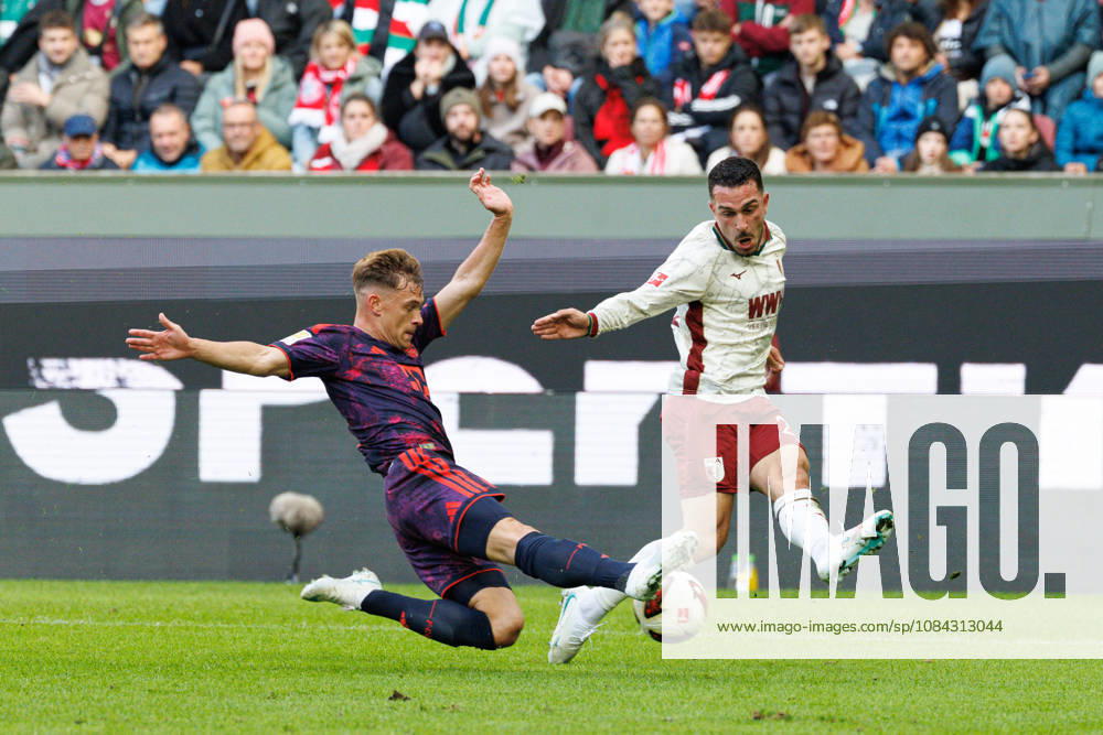 Arijon Ibrahimovic (21, FC Augsburg) und Joshua Kimmich (6, FC Bayern München) beim Spiel zwischen FC Augsburg v FC Bayern München, Fussball, Herren, Bundesliga, 2026 2027, 5.Spieltag am 10.10.2026 in Augsburg, WWK ARENA. DFL and DFB regulations prohibit any use of photographs as image sequences and or quasi-video. Bayern Deutschland