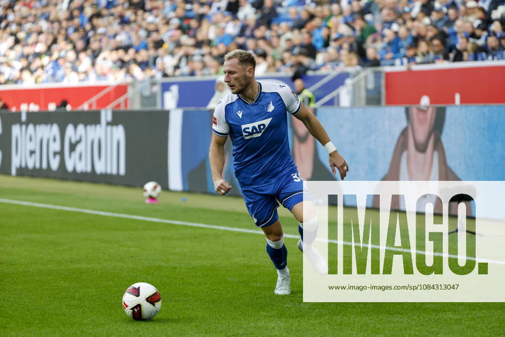 Vladimir Coufal (TSG Hoffenheim, 34) am Ball , Deutschland, Fussball, 1. Bundesliga, 5.Spieltag, 2026 2027, TSG Hoffenheim vs. Hamburger SV, 10.10.2026, Sinsheim SNP Arena Deutschland