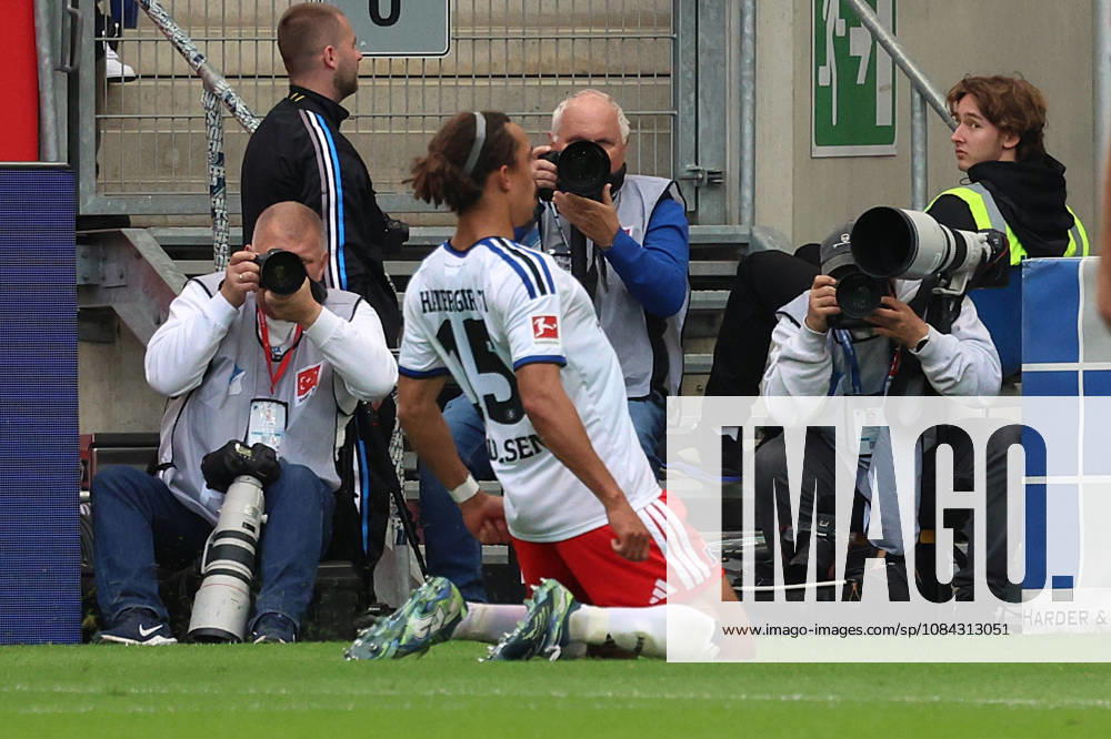 Fussball 1.Bundesliga, TSG 1899 Hoffenheim - Hamburger SV v.l. Torjubel nach dem Tor zum celebrating the goal celebrate 0:1 durch Yussuf Poulsen (Hamburger SV) Sinsheim