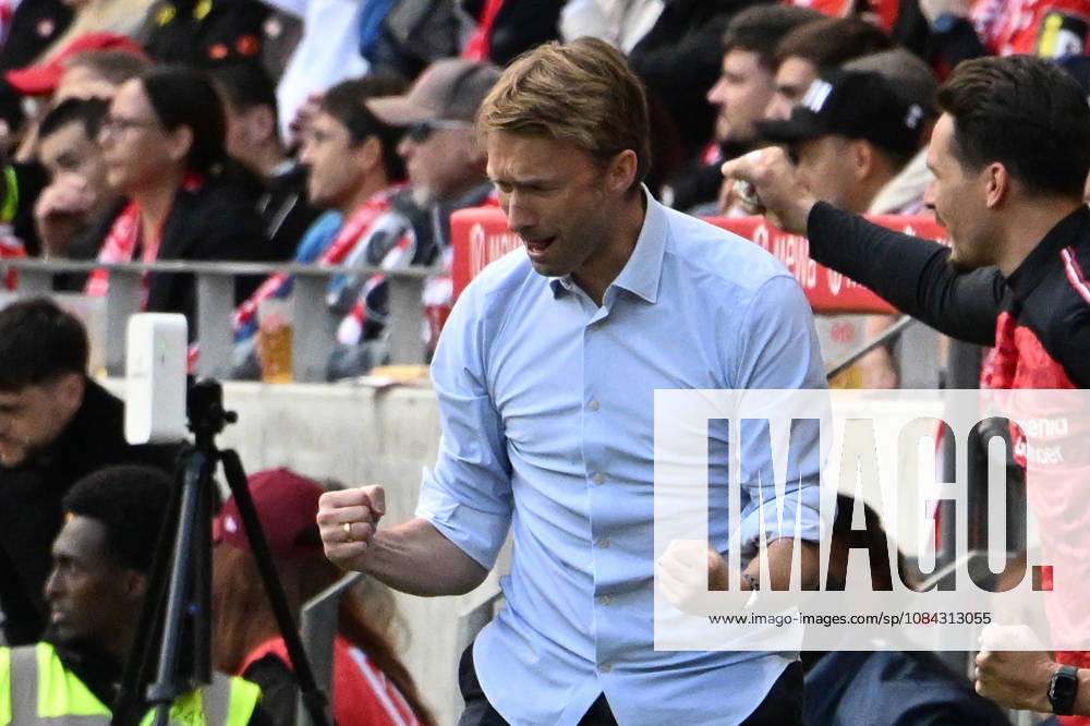 Fussball 1.Bundesliga, FSV Mainz 05 - Bayer 04 Leverkusen v.l. Torjubel nach dem Tor zum celebrating the goal celebrate 0:1 Geschäftsführer Simon Rolfes (Bayer 04 Leverkusen) Mainz