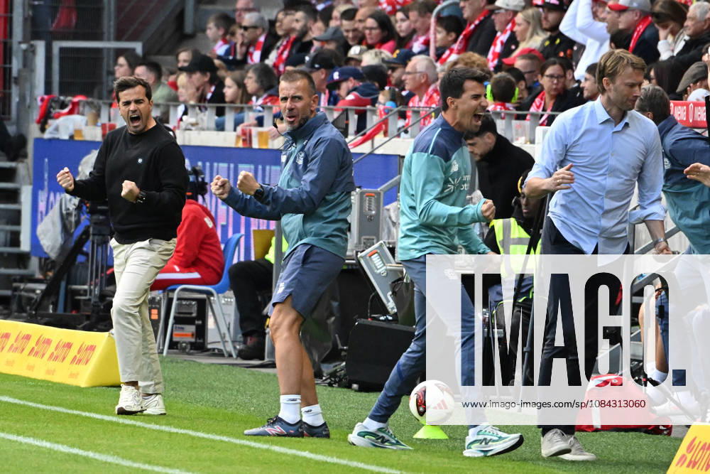 Fussball 1.Bundesliga, FSV Mainz 05 - Bayer 04 Leverkusen v.l. Torjubel nach dem Tor zum celebrating the goal celebrate 0:1 Trainer Coach Carles Martinez (Bayer 04 Leverkusen) Geschäftsführer Simon Rolfes (Bayer 04 Leverkusen) Mainz