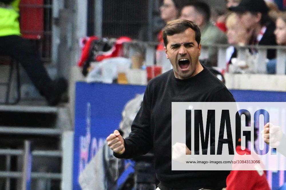 Fussball 1.Bundesliga, FSV Mainz 05 - Bayer 04 Leverkusen v.l. Torjubel nach dem Tor zum celebrating the goal celebrate 0:1 Trainer Coach Carles Martinez (Bayer 04 Leverkusen) Mainz
