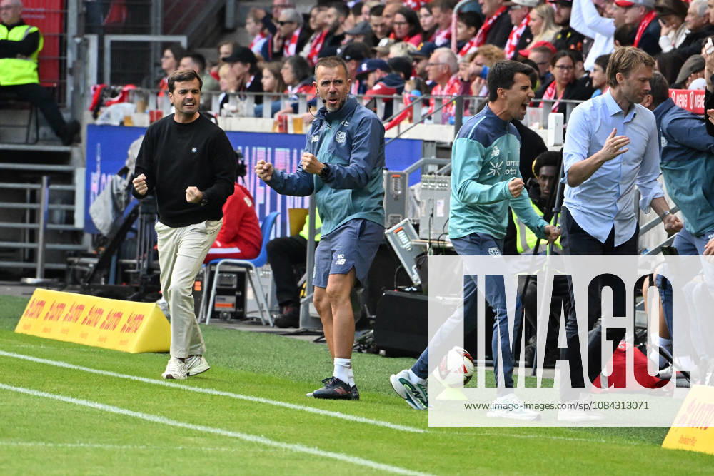 Fussball 1.Bundesliga, FSV Mainz 05 - Bayer 04 Leverkusen v.l. Torjubel nach dem Tor zum celebrating the goal celebrate 0:1 Trainer Coach Carles Martinez (Bayer 04 Leverkusen) Geschäftsführer Simon Rolfes (Bayer 04 Leverkusen) Mainz