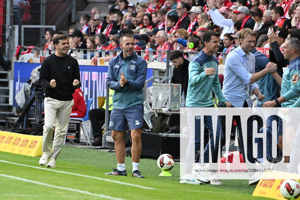 Fussball 1.Bundesliga, FSV Mainz 05 - Bayer 04 Leverkusen v.l. Torjubel nach dem Tor zum celebrating the goal celebrate 0:1 Trainer Coach Carles Martinez (Bayer 04 Leverkusen) Geschäftsführer Simon Rolfes (Bayer 04 Leverkusen) Mainz