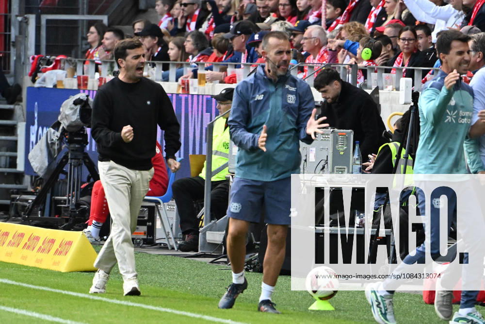 Fussball 1.Bundesliga, FSV Mainz 05 - Bayer 04 Leverkusen v.l. Torjubel nach dem Tor zum celebrating the goal celebrate 0:1 Trainer Coach Carles Martinez (Bayer 04 Leverkusen) Mainz