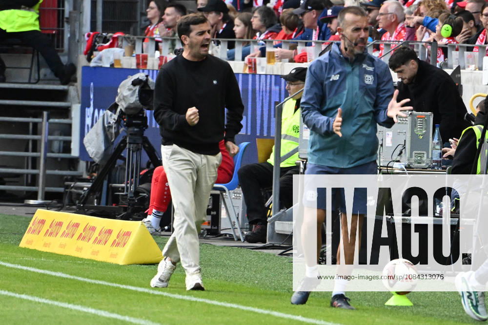 Fussball 1.Bundesliga, FSV Mainz 05 - Bayer 04 Leverkusen v.l. Torjubel nach dem Tor zum celebrating the goal celebrate 0:1 Trainer Coach Carles Martinez (Bayer 04 Leverkusen) Mainz