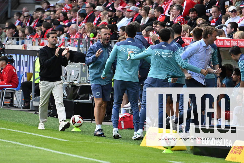 Fussball 1.Bundesliga, FSV Mainz 05 - Bayer 04 Leverkusen v.l. Torjubel nach dem Tor zum celebrating the goal celebrate 0:1 Trainer Coach Carles Martinez (Bayer 04 Leverkusen) Geschäftsführer Simon Rolfes (Bayer 04 Leverkusen) Mainz