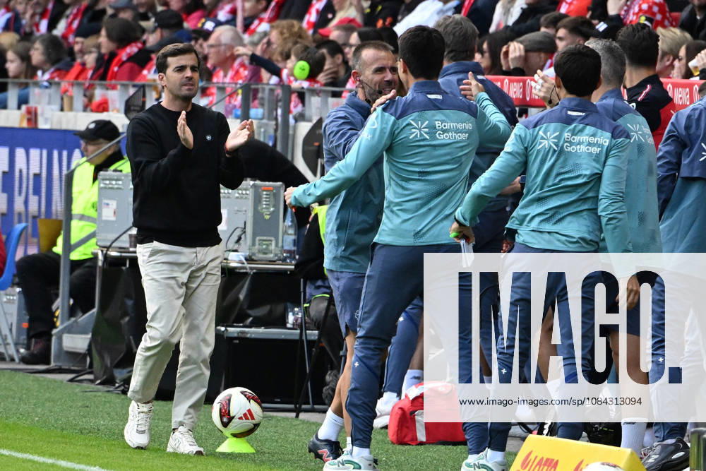 Fussball 1.Bundesliga, FSV Mainz 05 - Bayer 04 Leverkusen v.l. Torjubel nach dem Tor zum celebrating the goal celebrate 0:1 Trainer Coach Carles Martinez (Bayer 04 Leverkusen) Mainz