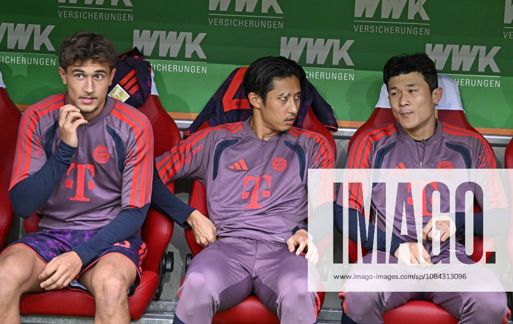 Fussball Bundesliga 2026 2027, 5.Spieltag, FC Augsburg - FC Bayern München, in der WWK-Arena Augsburg, v.l. Tom Bischof (FC Bayern München) , Hiroki Ito (FC Bayern München) und Min-jae Kim (Bayern München, Minjae Kim) auf der Ersatzbank.