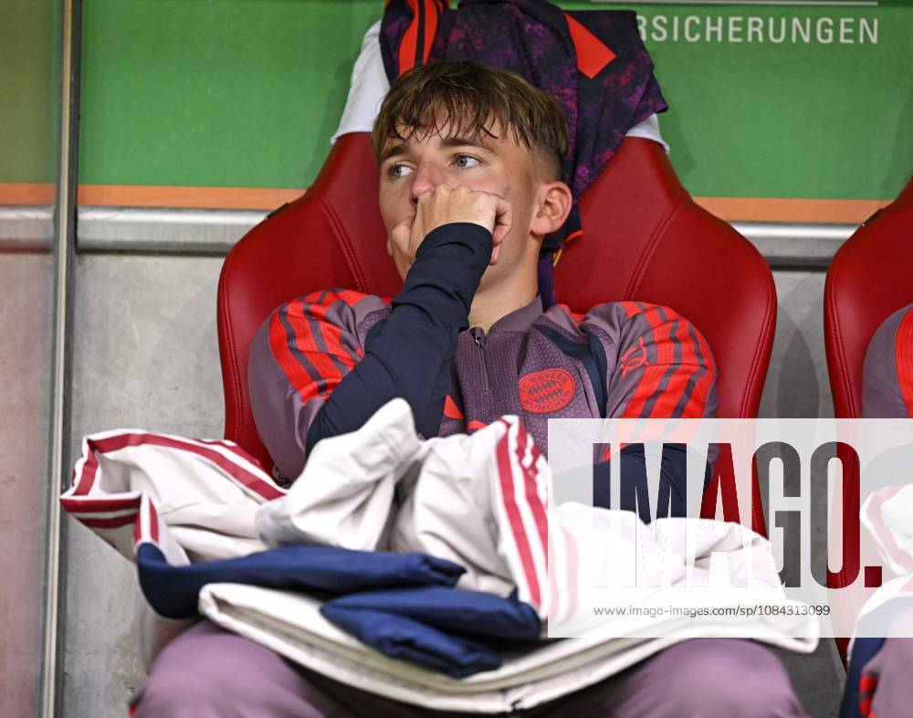 Fussball Bundesliga 2026 2027, 5.Spieltag, FC Augsburg - FC Bayern München, in der WWK-Arena Augsburg, Lennart Karl (FC Bayern München) auf der Bank.